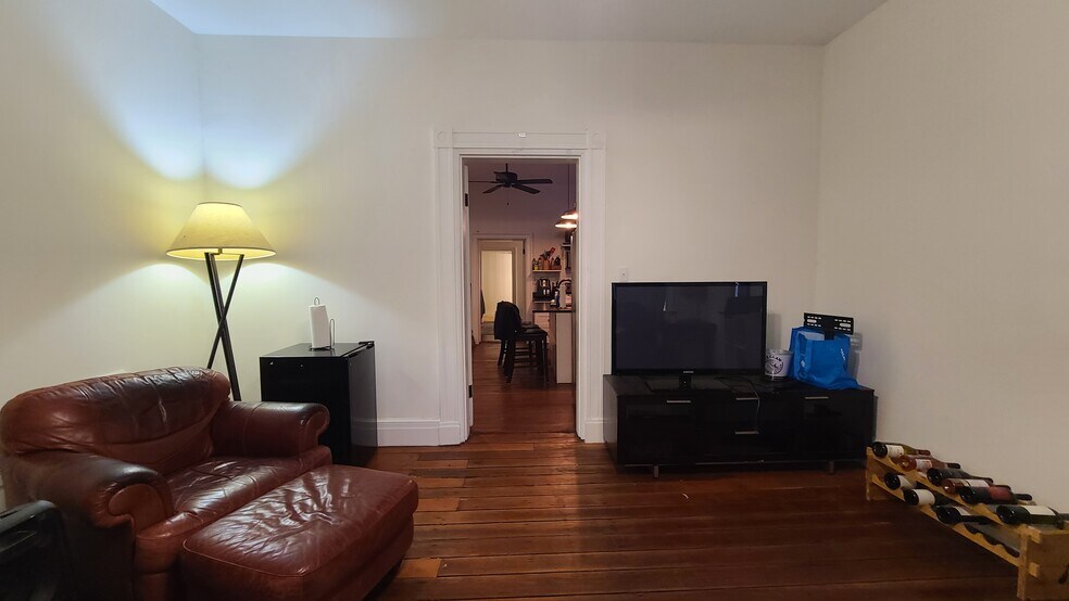 Living room - 308 E Leigh St
