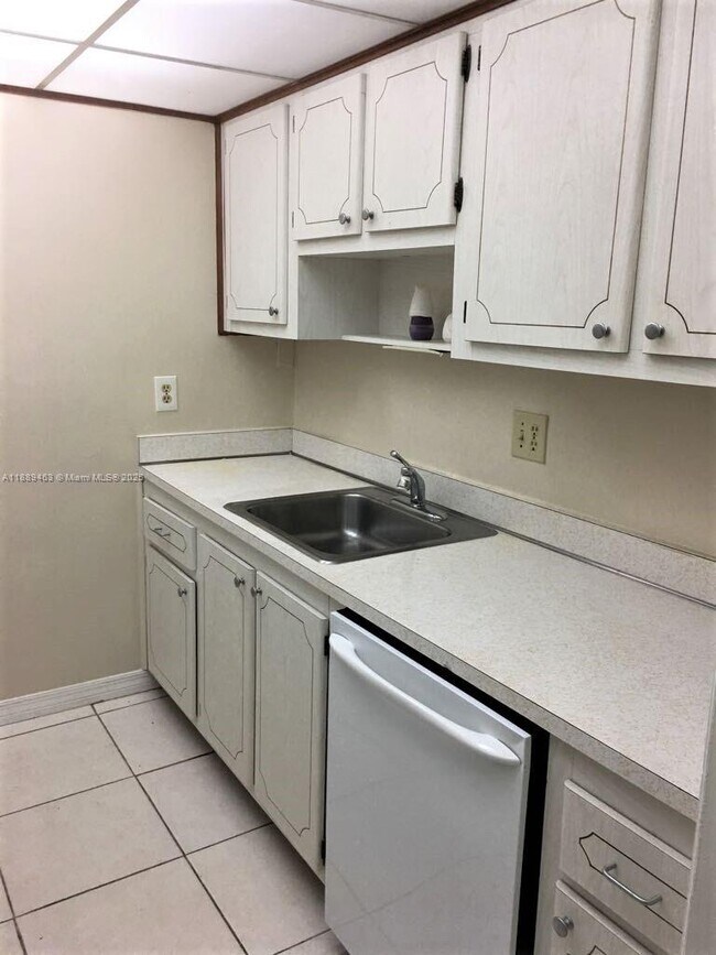 Building Photo - 14201 N Kendall Dr