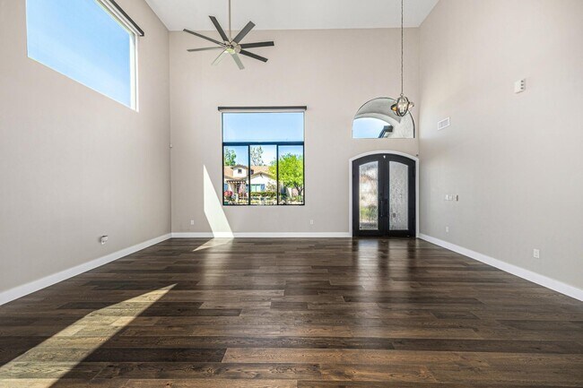 Building Photo - 3821 E Devonshire Ave