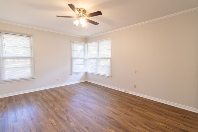Building Photo - 2400 Hampstead Ln