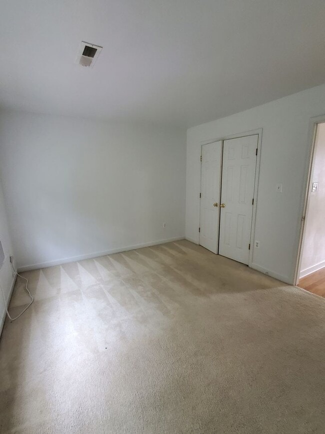 Building Photo - 833 Gallows Ct