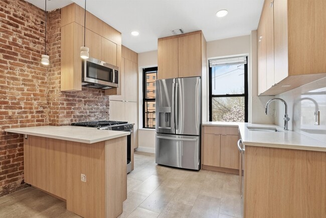 Building Photo - 233 1/2 Summit Ave