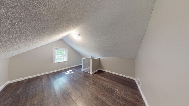 Building Photo - Clark/Fulton - 4 bed/1 bath - Single Family Home