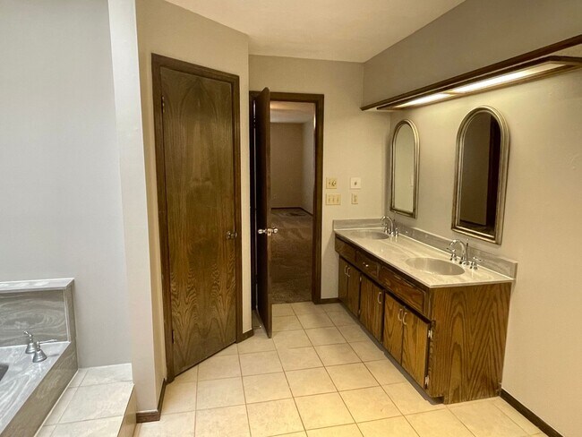 Building Photo - Oversized Three Bedroom Near Lake Hefner!!