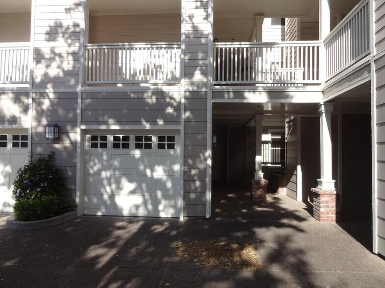 Building Photo - 903 Sunrose Ter