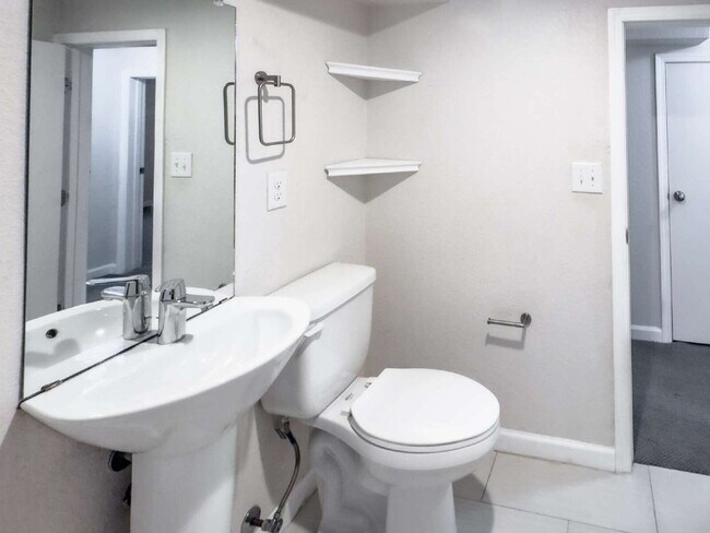 Building Photo - "Spacious 5-Bedroom Gem on Locust Street – 2,053 Sq. Ft. of Comfort in Denver's Heart!"