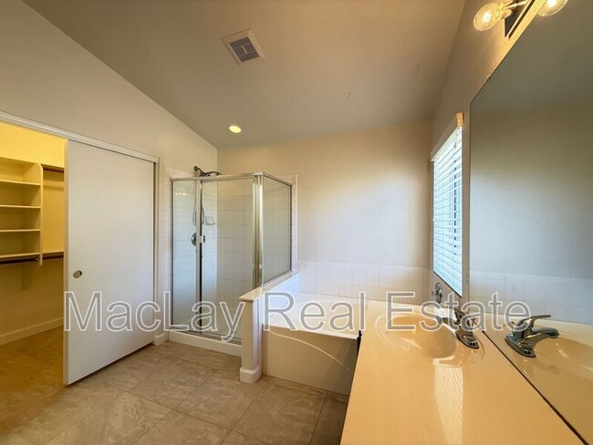 Building Photo - 766 E Baylor Ln