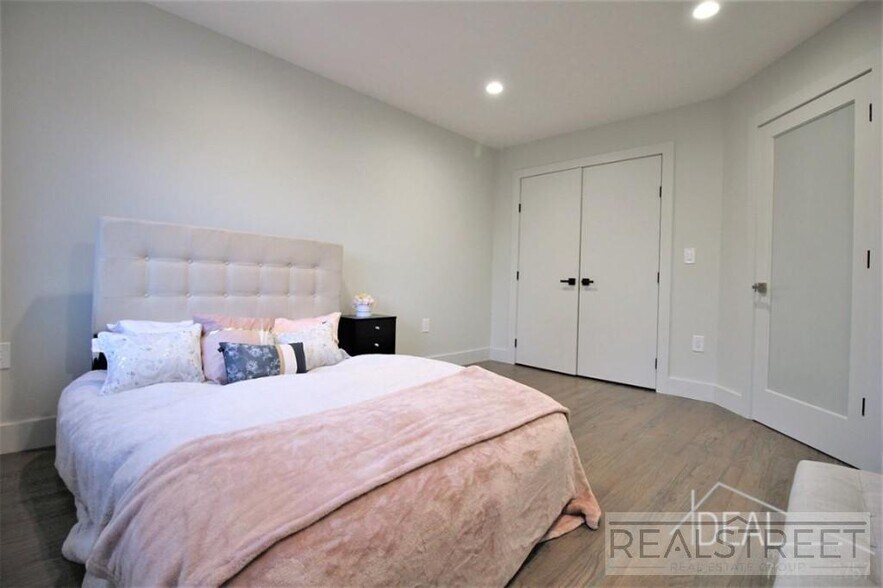 Building Photo - Stunning NEW 1 BED in PLG!