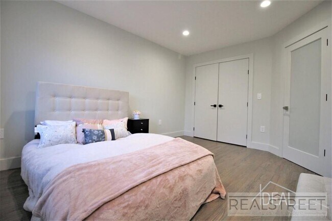 Building Photo - Stunning NEW 1 BED in PLG!