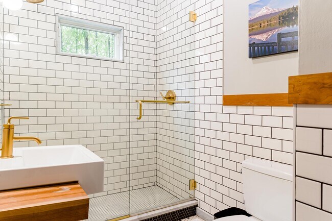 Building Photo - 517 NE Fargo St