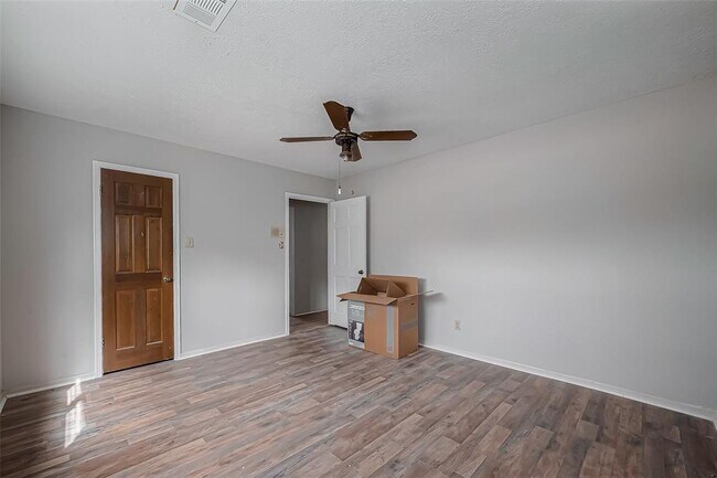 Building Photo - 811 Loire Ln