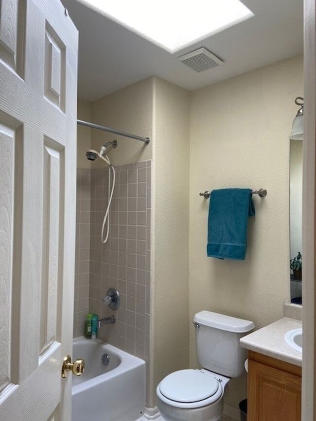 Building Photo - Charming 3 Bedroom and 3 Bath In Rock Creek!
