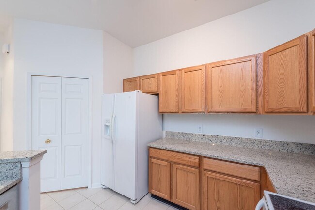 Building Photo - 2800 S Knightsbridge Cir