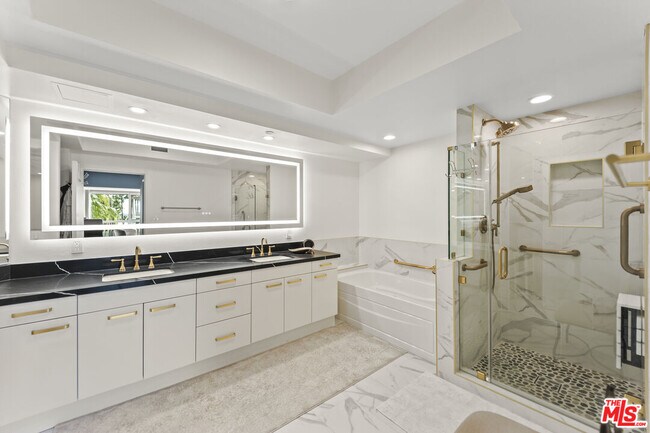 Building Photo - 13600 Marina Pointe Dr