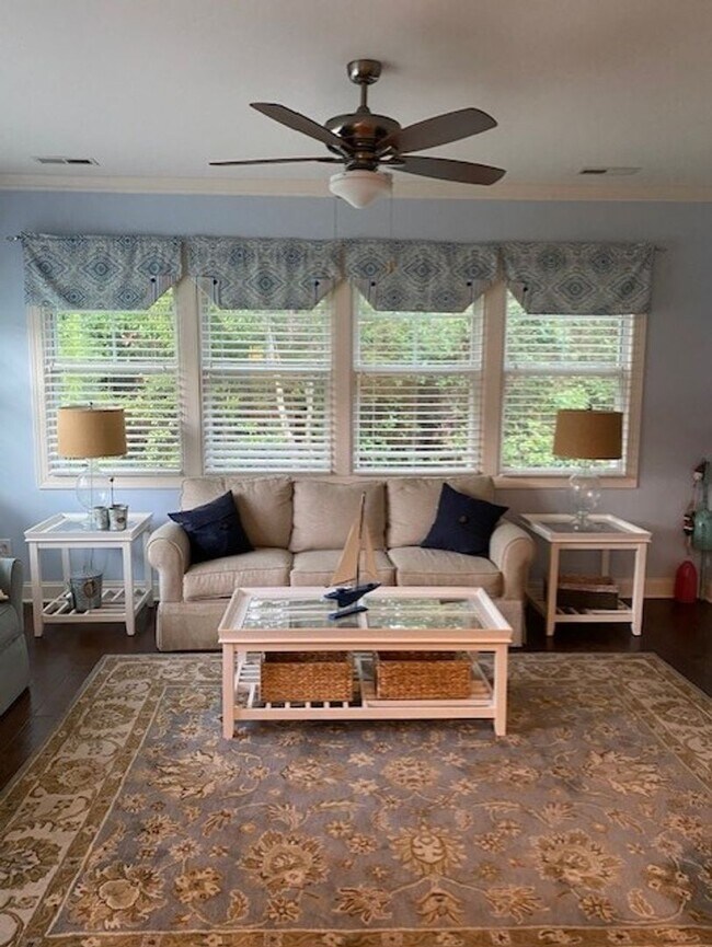 Building Photo - Amazing Furnished Town Home in Brunswick F...