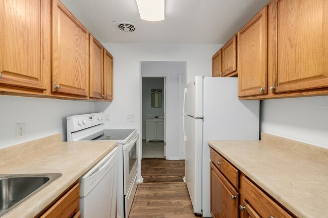 Building Photo - Remodeled 2 bedroom, 1 bath duplex for rent