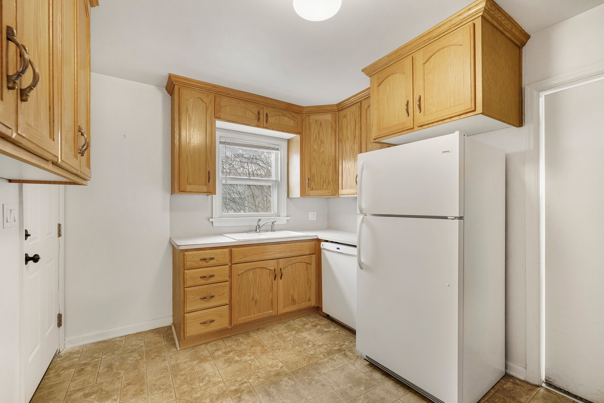 Building Photo - 225 E 2nd S