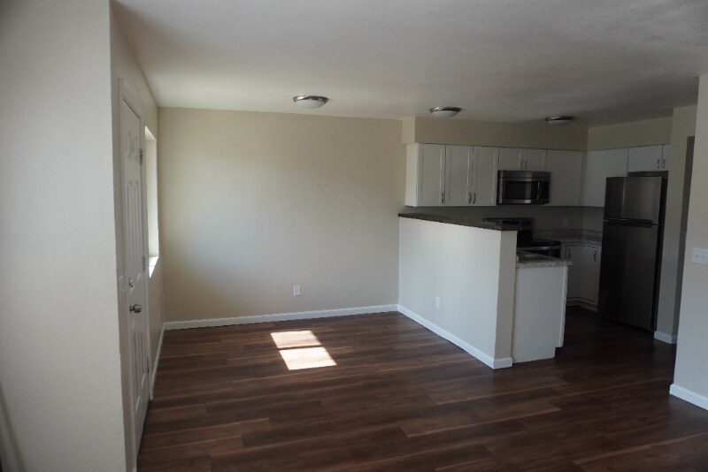 Building Photo - 3953 N Palm Grove Dr