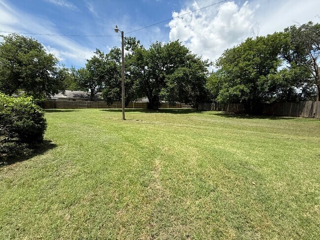 Building Photo - 5303 E 32nd Pl