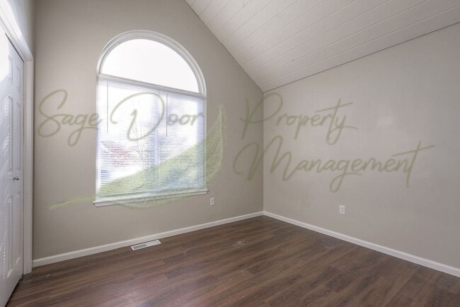 Building Photo - 706 NW Baytree Dr