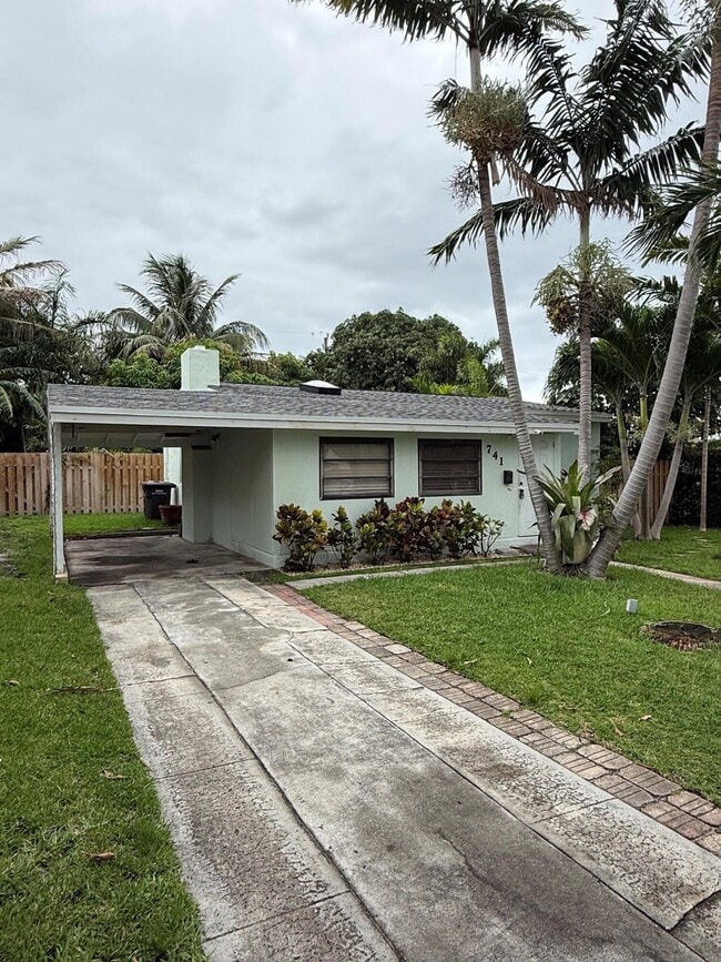 Building Photo - 741 Roseland Dr