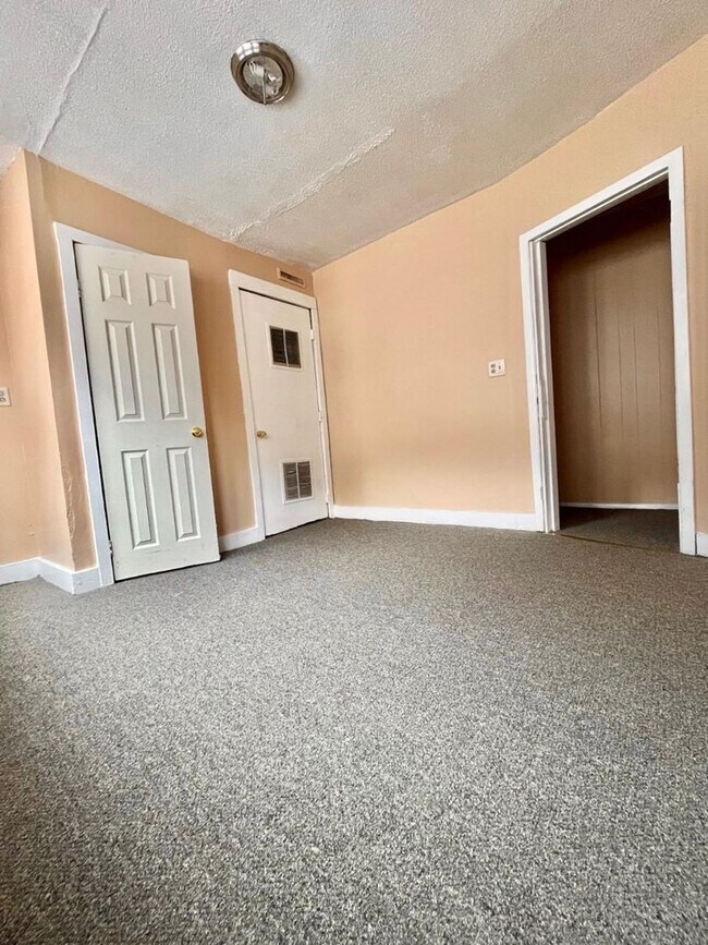 Building Photo - 67 Derby Ave