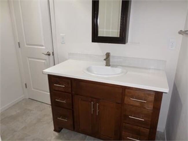 Building Photo - Stunning town home in the Ridgeview Place ...