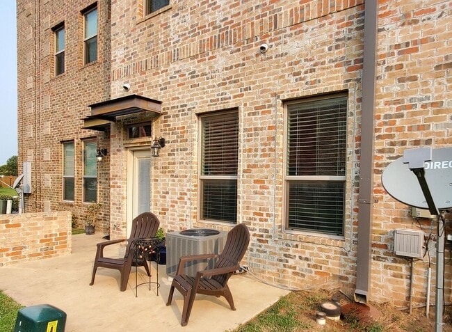 Building Photo - 477 S Fretz Ave