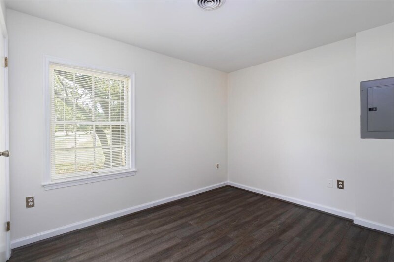 Building Photo - 129a Manor Ave N