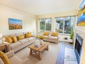 Building Photo - Charming 2 bedroom, 2 bathroom condo locat...