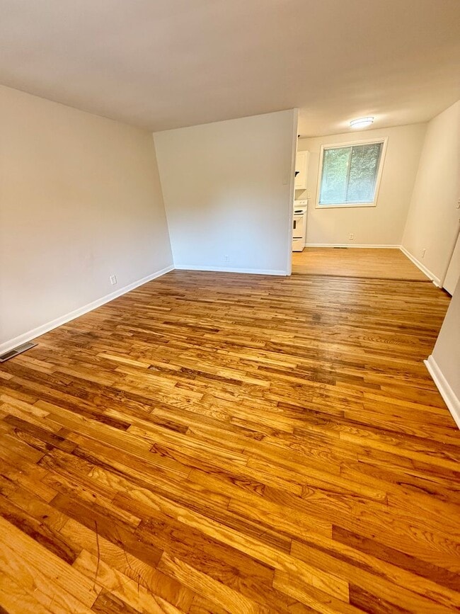 Building Photo - 2 BR 1 Bath Duplex with convenient airport...