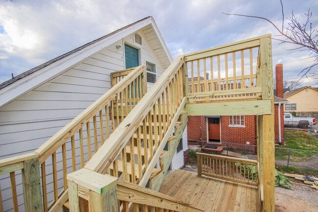 Building Photo - 2 Bedroom in the Heart of Highland Park! Parking included!