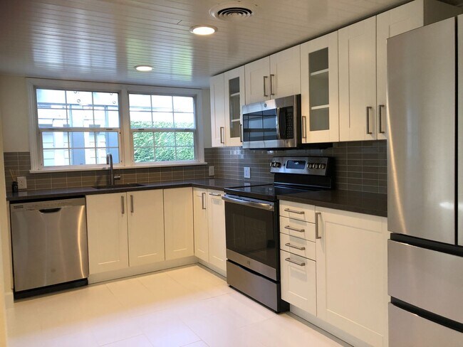 Building Photo - Elegant and Luxury home in Medina, 5 bedro...