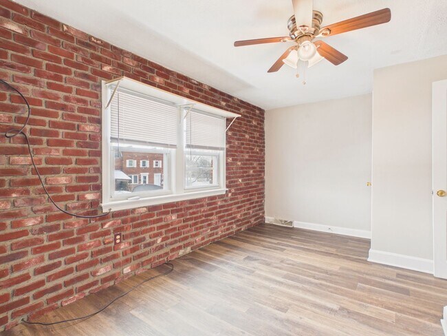 Building Photo - 2 Bedroom Single Family with Bonus Room