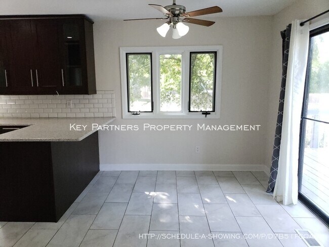Building Photo - 8620 W 117th - SPACIOUS and Updated!