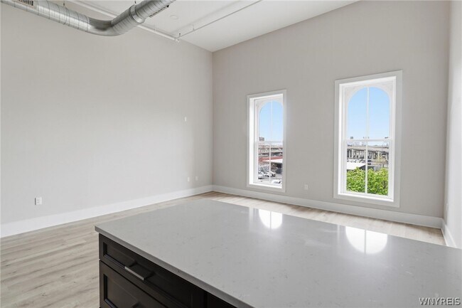 Building Photo - 136 Seneca St