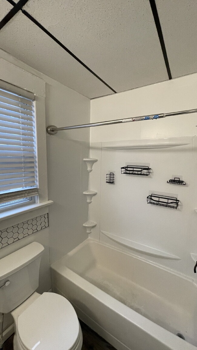 Building Photo - Cozy, Updated 1-Bed Apartment Near Downtown Sharon with In-Unit Laundry!