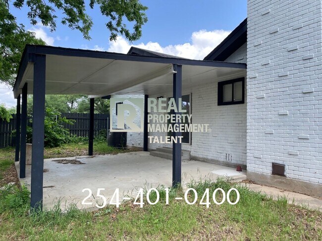 Building Photo - 111 Country Club Dr