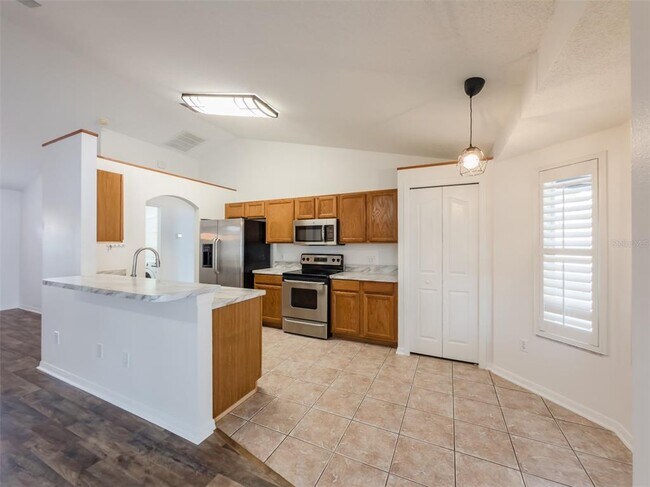 Building Photo - 14717 Redcliff Dr