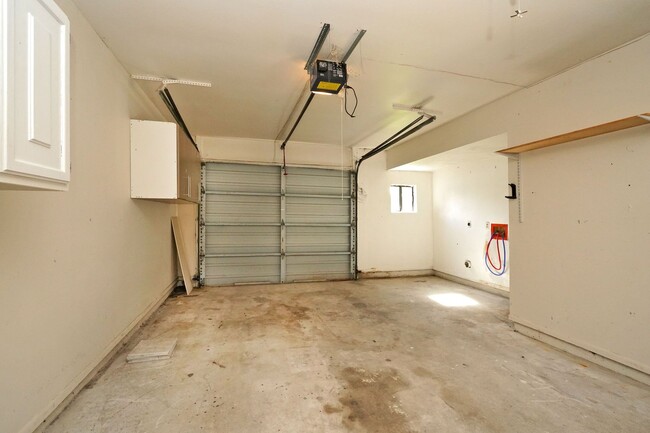Building Photo - Beautiful townhome!