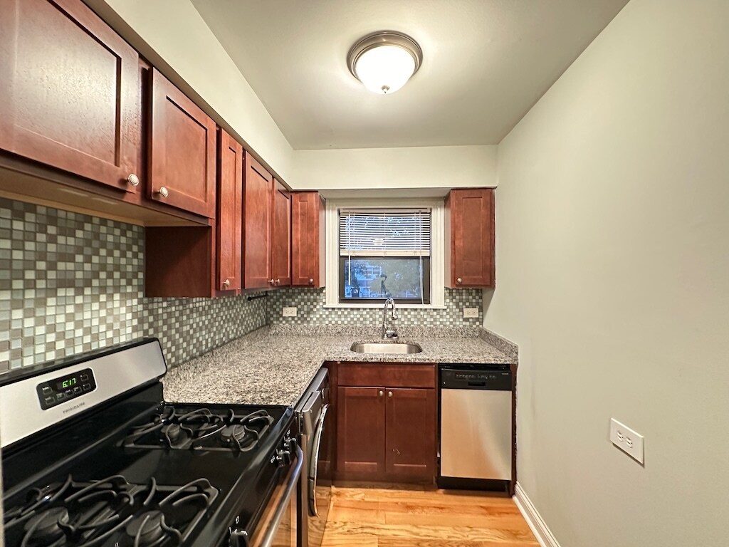 Building Photo - 704 Elm Pl