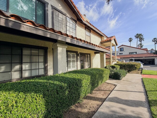 Building Photo - 2262 Martinique Ln