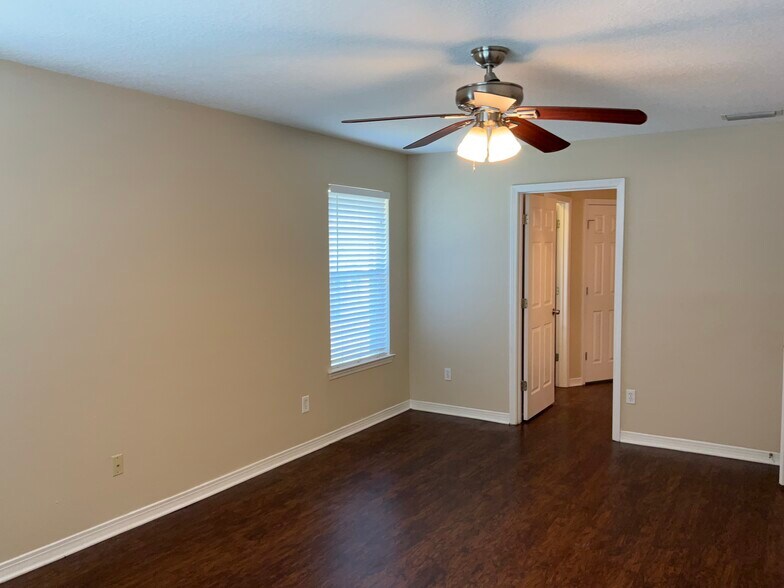 Building Photo - 12142 Corner Oaks Dr