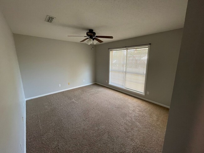 Building Photo - Oak Lake Estates - Pool w/Pool Care Included!