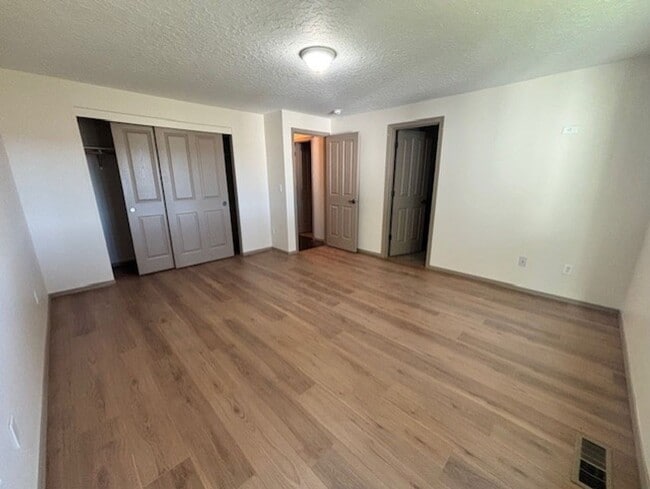 Building Photo - Mountain Views- La Pine