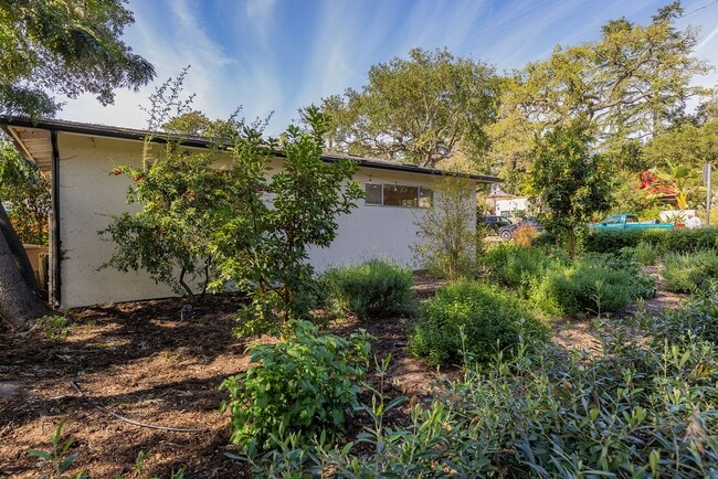 Building Photo - Downtown cottage