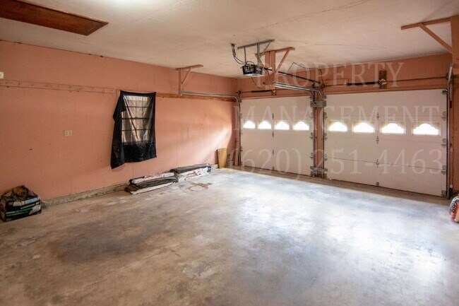 Building Photo - 3 Bedroom 2 Bath