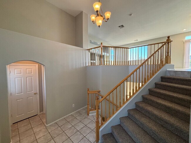 Building Photo - Spacious 3Bed/3Bath Two Story Home Located...
