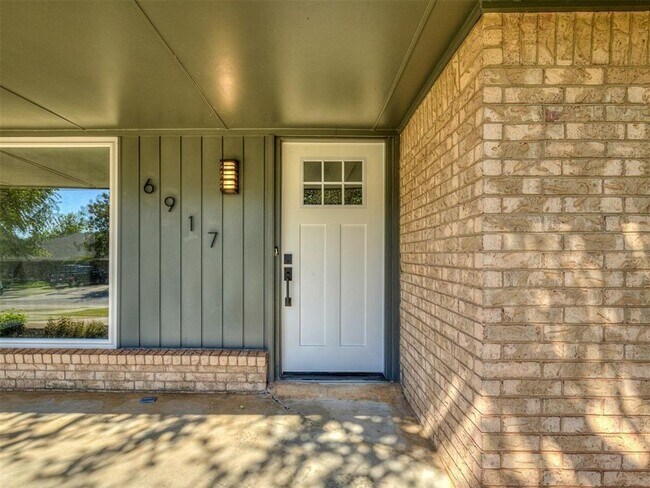 Building Photo - Look at this beautiful home!! 4 bed, 3 full baths!