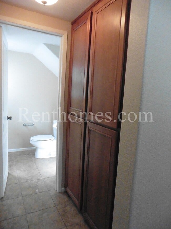 Building Photo - 568 Almond Rd